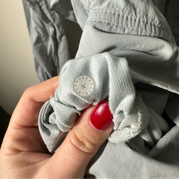 Lululemon Pack & Glyde  Jacket in Silver Drop size 4 - Picture 9 of 9